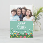 Modern Spring Wildflower Happy Easter Familiefoto Feestdagenkaart (Staand voorkant)
