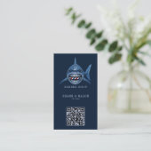 Modern Staalhaai Kapperszaak Logo Qr Code Visitekaartje (Staand voorkant)
