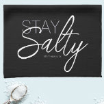 Modern Stay Zoute Typografie Christelijk Zwart Theedoek<br><div class="desc">Designer Trendy Stay Zoute Typografie Christelijke Schrift Zwarte Keuken Handdoek. Zwarte keukenhanddoek met grijs en wit typografisch ontwerp. Blijf zoutig Mattheüs 5:13 (In de Bijbel in Mattheüs 5:13 zei Jezus: "Gij zijt het zout der aarde. Maar als het zout zijn zoutheid verliest, hoe kan het dan weer zout worden gemaakt?...</div>