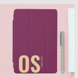 Modern stijlvol bordeaux monogram Initiaal vrouwel iPad Mini Cover<br><div class="desc">Deze hoes is ontworpen om uw iPad te beschermen tegen stof en krassen. Het is gemaakt van hoogwaardige materialen en is slank en lichtgewicht voor eenvoudige draagbaarheid. De hoes is voorzien van een eigentijds bordeaux monogram design en een elastische bandsluiting om hem veilig te houden.</div>