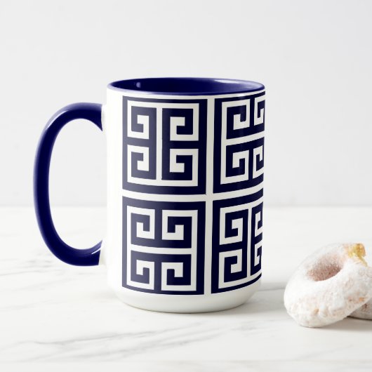 Modern stijlvol, diep blauw Grieks sleutelpatroon Mok (Met donut)