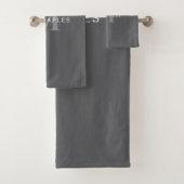 Modern Stijlvol Donkergrijs Monogram & Naam Bad Handdoek (Insitu)