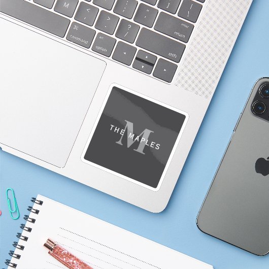Modern Stijlvol Donkergrijs Monogram & Naam Sticker (Laptop met iPhone)