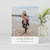 Modern Stijlvol Groen Script Vrolijke Kerstfoto Feestdagenkaart (Staand voorkant)