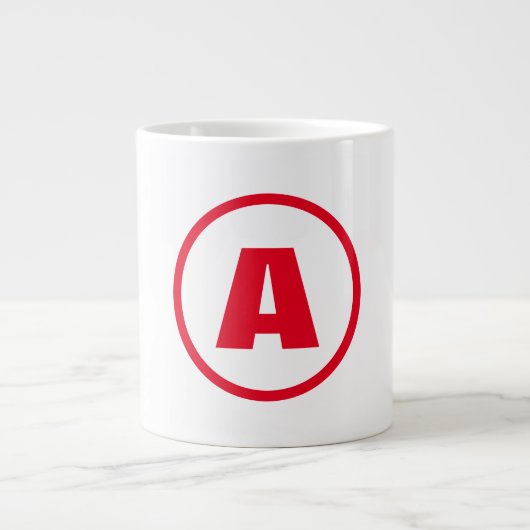 Modern stijlvol monogram rood Initiaal letter wit Grote Koffiekop (Voorkant)