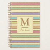Modern stijlvol pasteeltje met gestreept monogram planner (Voorkant)