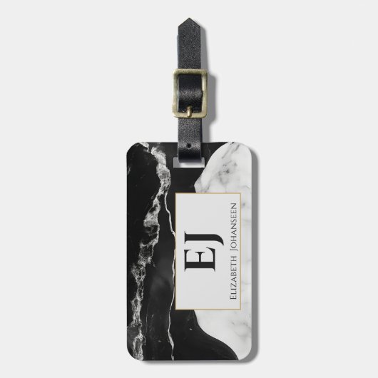 Modern Stijlvol Zwart Wit Marmer Monogrammed Goud Bagagelabel (Voorkant verticaal)