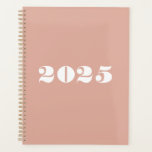Modern stoffig roze vet typografie op maat jaar planner<br><div class="desc">Minimalistisch stoffig roze en wit modern vet typografie nummers op maat jaar Planner. Aangepaste witte tekst,  cijfers,  stoffige roze effen achtergrond. U kunt het personaliseren met uw initialen,  monogram,  jaar,  enz. of gewoon verwijderen van de tekst,  en laat de effen effen zwarte kleur.</div>