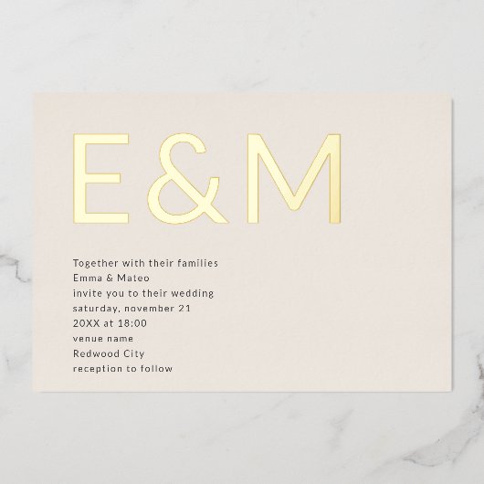 Modern Stout Monogram Beige Bruiloft Folie Uitnodiging (Voorkant)
