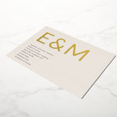 Modern Stout Monogram Beige Bruiloft Folie Uitnodiging (Gedraaid)
