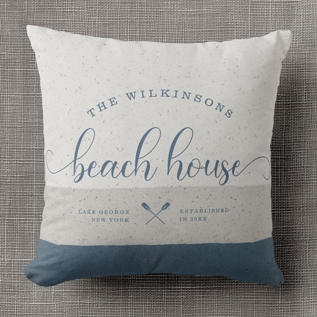 Modern strandhuis familienaam penseel schrift blau kussen (Creator heeft geüpload)