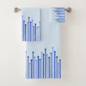 Modern streeppatroon op bleek blauw bad handdoek (Insitu)