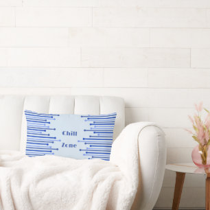 Modern streeppatroon op bleek blauw kussen