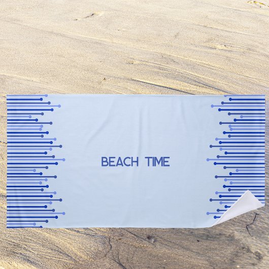 Modern streeppatroon op bleek blauw strandlaken