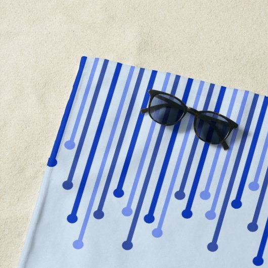 Modern streeppatroon op bleek blauw strandlaken (In situ)