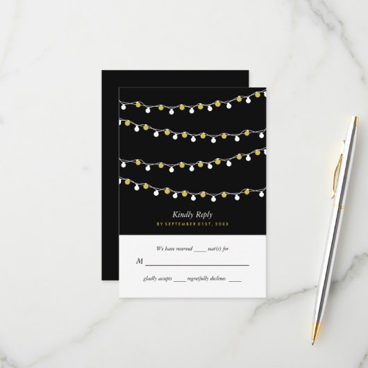 Modern String Lights, White & Gold Wedding RSVP Kaartje (Voorkant / Achterkant in situ)