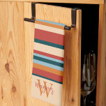 Modern Stripe Custom Monogram Initiaal Naam Theedoek<br><div class="desc">Chique stijlvolle streep keukenhanddoek met Monogram Initiaal en Achternaam. Deze unieke keukenhanddoeken zijn een perfect geschenk om een verjaardag, pensionering, jubileum, housewarming party, huwelijksgeschenk, enz... een leuke manier te vieren elke gelegenheid. Combineer het met een fles wijn en het is een geweldig cadeau voor vrienden, familie, collega's, vrienden. Bekijk voor...</div>