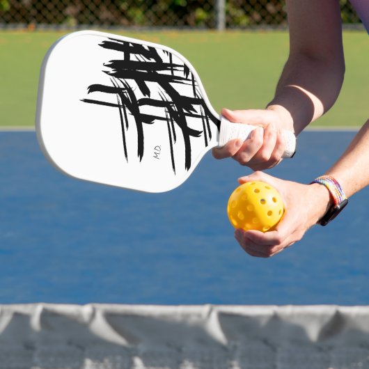 Modern Strokes Zwart wit initialen Gepersonaliseer Pickleball Paddle (Insitu)