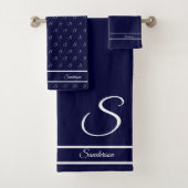 Modern Stylish Navy Blue en White Monogram Bath Bad Handdoek (Insitu)