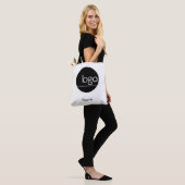 MODERN STYLISH WITTE EIGEN BEDRIJFSTAK VAN DE NAAM TOTE BAG (Op model)