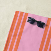 Modern Summer Pink Orange Striped Personalized  Strandlaken (In situ)
