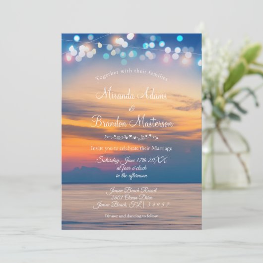 Modern Summer Sunset String Lights Beach Wedding Kaart (Staand voorkant)