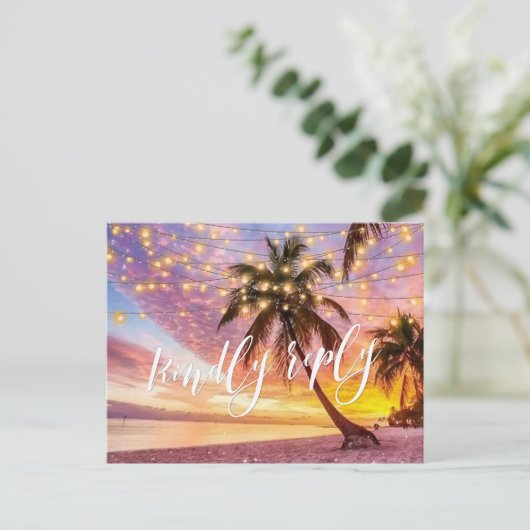 Modern Sunset Beach and Stars Summer Wedding RSVP Uitnodiging Briefkaart (Staand voorkant)
