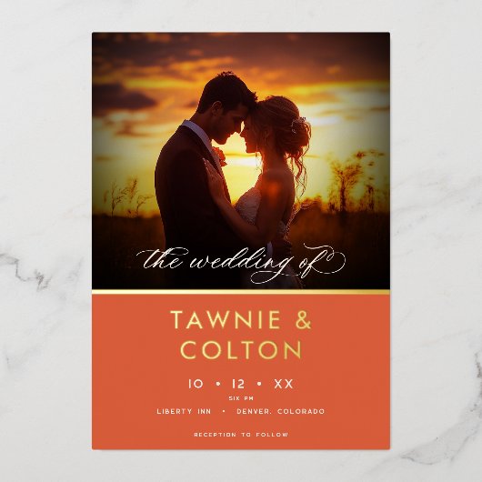 Modern Sunset Sinaasappel Script Foto Minimal Wedd Folie Uitnodiging (Voorkant)