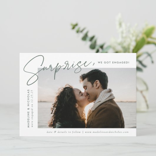 Modern Surprise Dark Sage Script Foto Verloving Aankondiging (Staand voorkant)