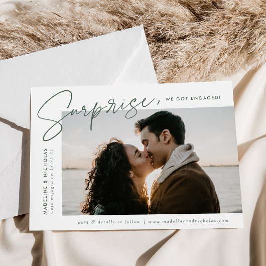 Modern Surprise Dark Sage Script Foto Verloving Aankondiging