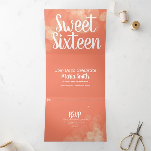 Modern Sweet 16 Bokeh Licht Foto Drieluik Uitnodiging (Binnen)