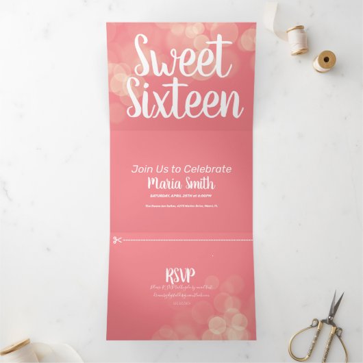 Modern Sweet 16 Bokeh Licht Foto Drieluik Uitnodiging (Binnen)