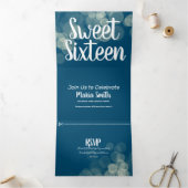 Modern Sweet 16 Bokeh Licht Foto Drieluik Uitnodiging (Binnen)