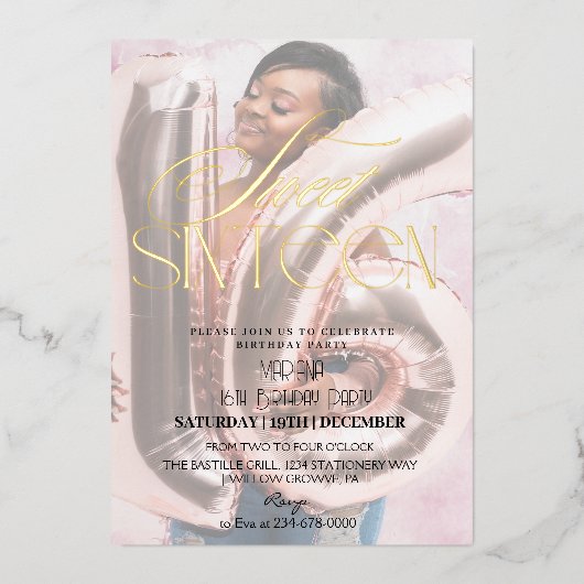 Modern Sweet 16 Zwart & Goud Foto Verjaardag Folie Uitnodiging (Voorkant)
