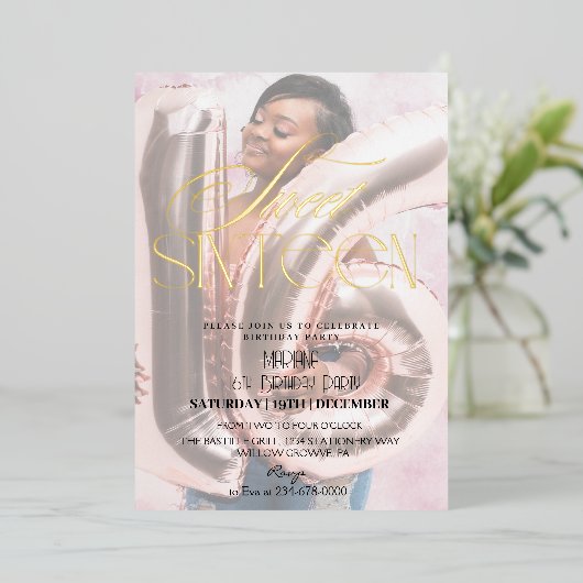 Modern Sweet 16 Zwart & Goud Foto Verjaardag Folie Uitnodiging (Staand Voorkant)