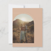 Modern Tan Boho Arch Photo Rehearsal Dinner Kaart (Achterkant)