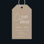 Modern taupe op een dag weg repetitie diner cadeaulabel<br><div class="desc">Classic Taupe met wit lettertype One Day Away Repetitie Diner Bedankt Gift Labels</div>