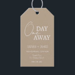 Modern taupe op een dag weg repetitie diner cadeaulabel<br><div class="desc">Classic Taupe met wit lettertype One Day Away Repetitie Diner Bedankt Gift Labels</div>