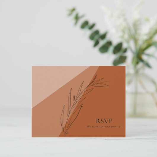 Modern Terra Cotta Wedding RSVP Uitnodiging Briefkaart (Staand voorkant)