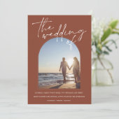 Modern Terracotta Arch Initiaal Foto bruiloft Kaart (Staand voorkant)