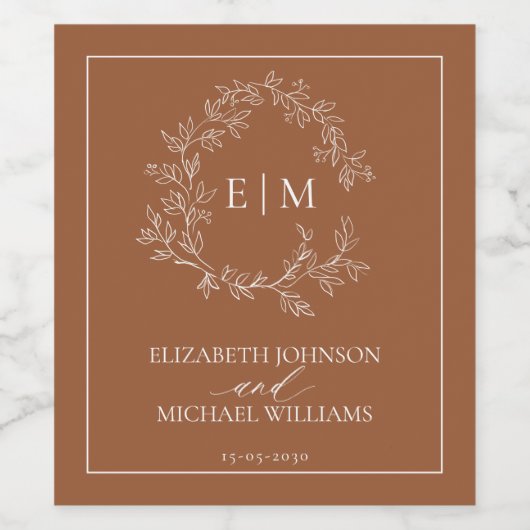 Modern Terracotta Leafy Crest Monogram Weddenschap Wijn Etiket (Enkel label)