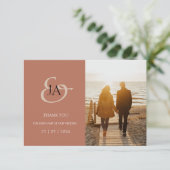 Modern Terracotta Monogram Foto Weddenschap Bedank (Staand voorkant)