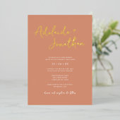 Modern Terracotta Simple Wedding Gold Lettering Folie Uitnodiging (Staand Voorkant)