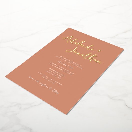 Modern Terracotta Simple Wedding Gold Lettering Folie Uitnodiging (Gedraaid)