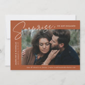 Modern Terracotta Surprise Photo Verloving Aankondiging (Voorkant)