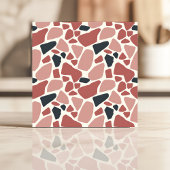 Modern Terrazzo-ontwerp in rood en zwart Tegeltje