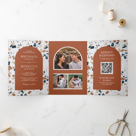 Modern Terrazzo Terracotta Arch QR Code Weddenscha Drieluik Uitnodiging (Binnen)