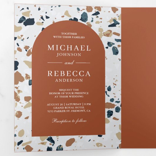 Modern Terrazzo Terracotta Arch QR Code Weddenscha Drieluik Uitnodiging (Binnenzijde eerst)