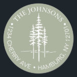 Modern Tree Forest Rustic Wedding Retouradres Ronde Sticker<br><div class="desc">Of u nu de knoop in uw woonplaats of gezegde "Ik doe" tegen de achtergrond van een mystiek bos, onze bruiloft collectie naadloos mengen elegantie en minimalisme om de toon voor uw speciale dag. Er zijn aanpassingsopties beschikbaar om ervoor te zorgen dat uw design een echte weerspiegeling zijn van uw...</div>