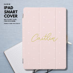 Modern Trendy Blush Roze en Gouden Polka Dot Scrip iPad Pro Cover<br><div class="desc">Bescherm uw iPad in stijl met deze moderne, trendy beschermende iPad cover. Het beschikt over een kleine witte polka dot op een bleke blush roze achtergrond en trendy gouden Toon handschrift lettertype met jouw naam. Werk de eenvoudig te gebruiken sjabloon bij met uw naamkeuze. Creëer uw eigen unieke, perfecte cadeau!...</div>